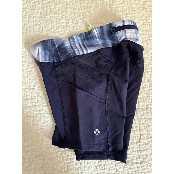 Lululemon Run Shorty Short Zip Pocket Silicone Dots Luxtreme Shorts Size 4 - Picture 4 of 4